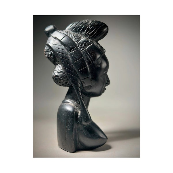 Stunning Ebony vintage African bust, 22cm high.