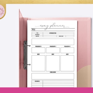 Op de afbeelding: Een zwart-witte printbare essayplanner met secties voor titel, inleiding, hoofdstukken, conclusie en bronnen. De planner is ontworpen om studenten te helpen hun gedachten en idee&euml;n te organiseren voor het schrijven van essays.