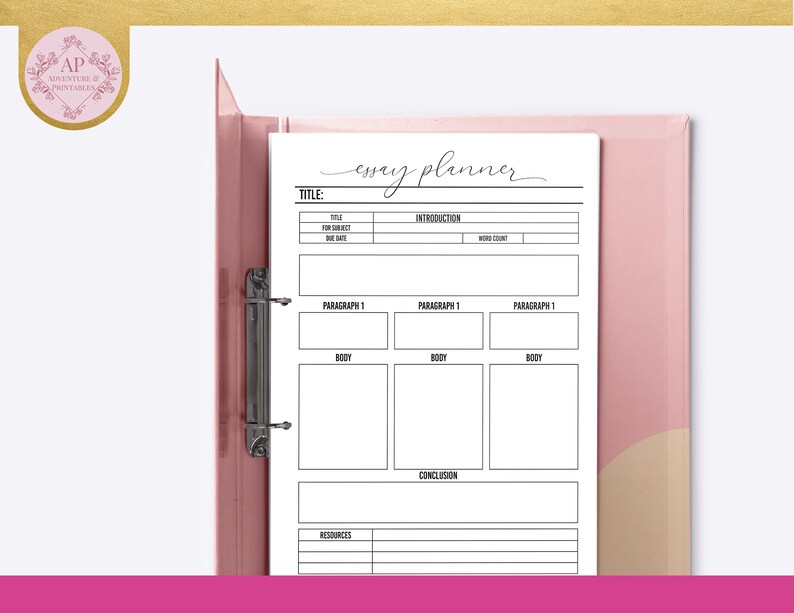 Op de afbeelding: Een zwart-witte printbare essayplanner met secties voor titel, inleiding, hoofdstukken, conclusie en bronnen. De planner is ontworpen om studenten te helpen hun gedachten en idee&euml;n te organiseren voor het schrijven van essays.