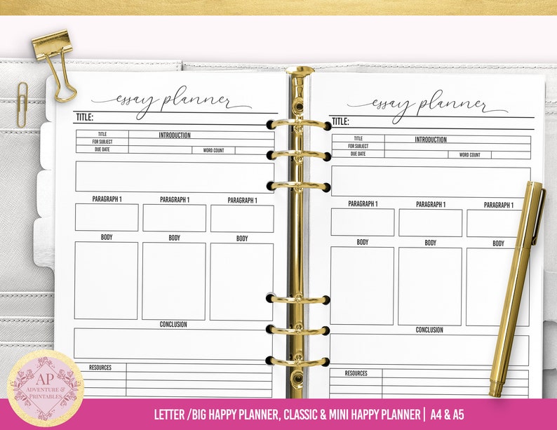 Op de afbeelding: Een zwart-witte printbare essayplanner met secties voor titel, inleiding, paragrafen, hoofdtekst, conclusie en bronnen. De planner is ontworpen voor gebruik met een map in letter- of A4-formaat.