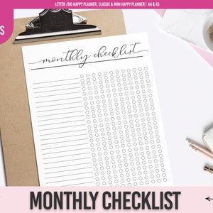 Könnte beinhalten: Ein druckbarer monatlicher Checkliste mit einem handschriftlichen Titel "monatliche Checkliste" und einem Raster mit Kreisen zum Abhaken von Aufgaben. Die Checkliste befindet sich auf einem weißen Blatt Papier, das an einer braunen Klemmbrett befestigt ist.