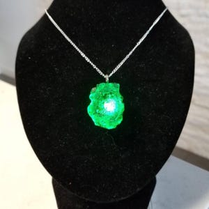 Green Time Stone Kryptonite Pendant Necklace - Raw Infinity Stones (INDIVIDUAL) - Gauntlet Avengers cosplay prop replica glowing crystal