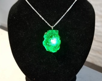 Green Time Stone Kryptonite Pendant Necklace - Raw Infinity Stones (INDIVIDUAL) - Gauntlet Avengers cosplay prop replica glowing crystal
