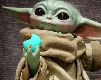 Single Grogu Baby Yoda Space Macaron cookie bite taken out or whole, magnetic! Resin cast prop replica for Hot Toys or Sideshow Mandalorian