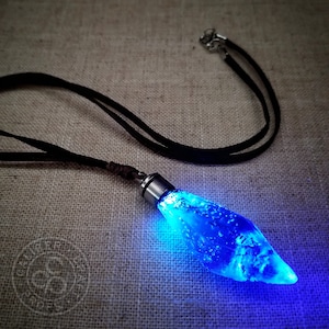 Jyn&#39;s Blue Glowing Kyber Crystal - Star Wars Trust In The FORCE Andor Lightsaber Rogue One Jedi cosplay replica keychain 100% handcrafted