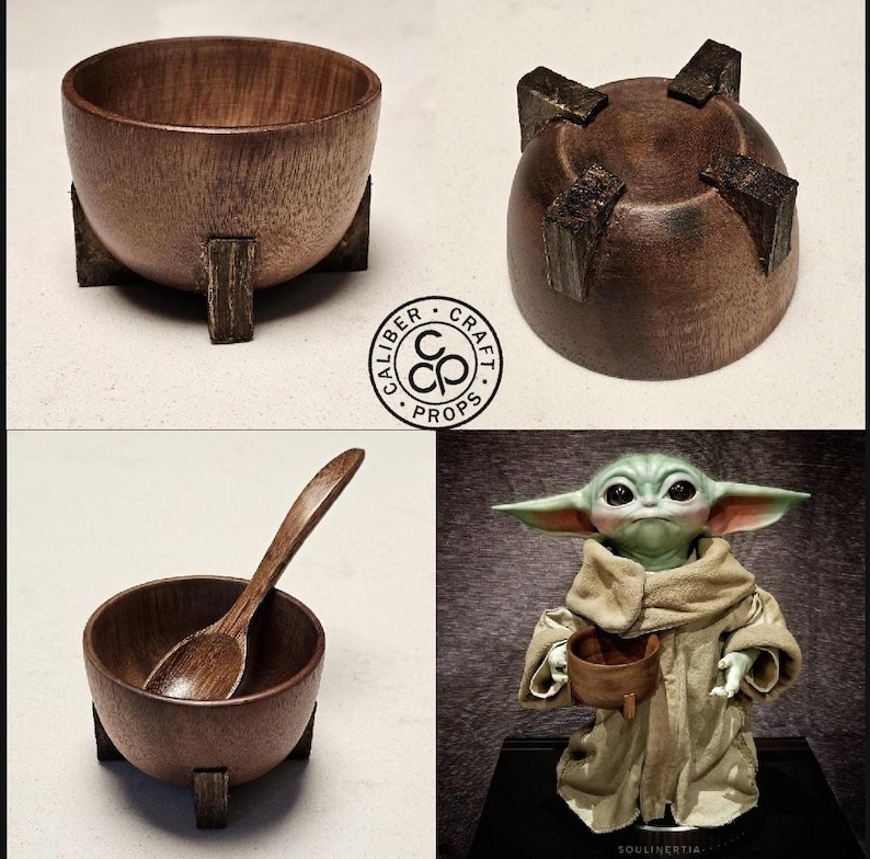 Puede incluir: Un conjunto de cuencos de madera hechos a mano con un acabado marr&oacute;n oscuro. Cada cuenco est&aacute; soportado por tres peque&ntilde;as patas rectangulares. Un cuenco contiene una cuchara de madera. La imagen tambi&eacute;n presenta una figura de Grogu.