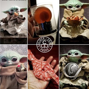 Puede incluir: Colecci&oacute;n de accesorios y figuras tem&aacute;ticas de Baby Yoda. Las im&aacute;genes muestran al personaje en varias poses, sosteniendo comida y vistiendo diferentes atuendos. Los accesorios incluyen un orbe iluminado y un art&iacute;culo decorativo con un patr&oacute;n rojo y blanco.