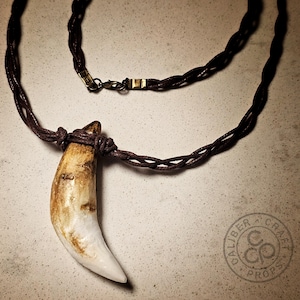 ¡Colgante de colmillo de lobo prehistórico de más de 7,6 cm de largo! Leónidas espartano, 300 colmillos grandes, hechos de resina fundida a partir de dientes reales, garras de oso, huesos de raza. imagen 8