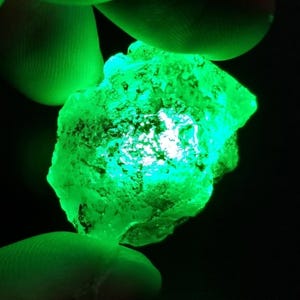 Green Time Stone -  Raw Infinity Stones (INDIVIDUAL) - Infinity Gauntlet Avengers Thanos cosplay prop replica gem or Kryptonite rock crystal