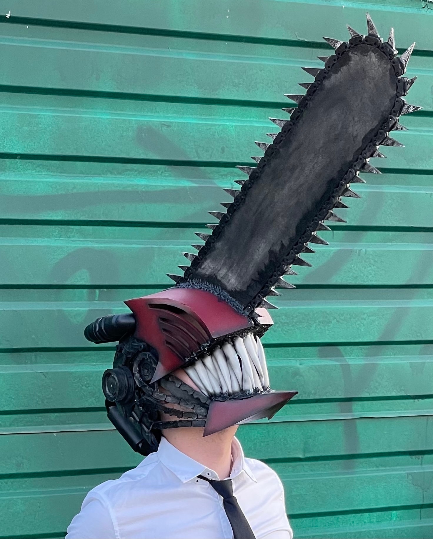 Chainsaw Man cosplay rips devils in half with moving helmet