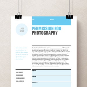 Könnte beinhalten: Ein blaues und weißes Formular zur Erlaubnis für Fotografie mit dem Text "PERMISSION FOR PHOTOGRAPHY" in Schwarz. Das Formular enthält Felder für den Namen, die Adresse und die Unterschrift des Fotografen sowie den Namen, die Adresse und die Unterschrift des Betroffenen.