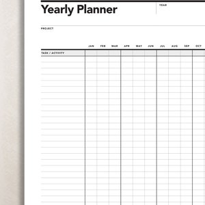 Pode incluir: Um planejador anual preto e branco com um layout de grade. O planejador tem colunas para cada m&ecirc;s do ano, come&ccedil;ando em janeiro e terminando em outubro. O planejador tamb&eacute;m tem uma se&ccedil;&atilde;o para projeto e tarefa/atividade.