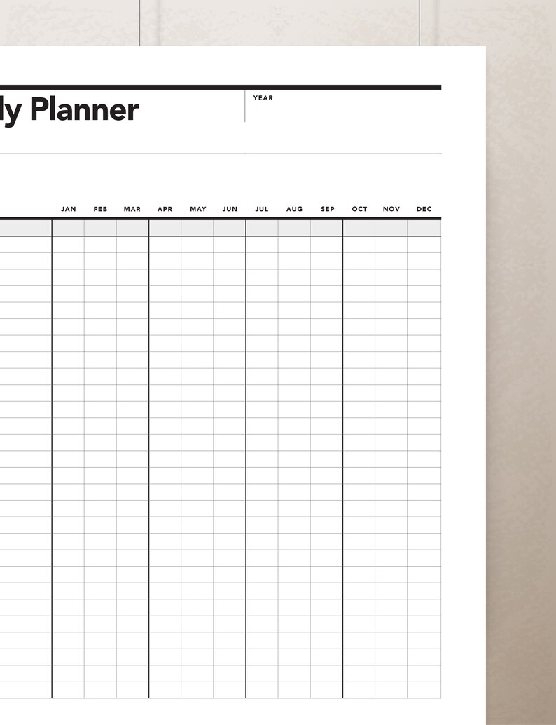 Pode incluir: Um planejador anual imprim&iacute;vel em preto e branco com as palavras "My Planner" no topo e "YEAR" no canto superior direito. O planejador &eacute; dividido em 12 meses, com cada m&ecirc;s tendo uma grade de 30 quadrados.