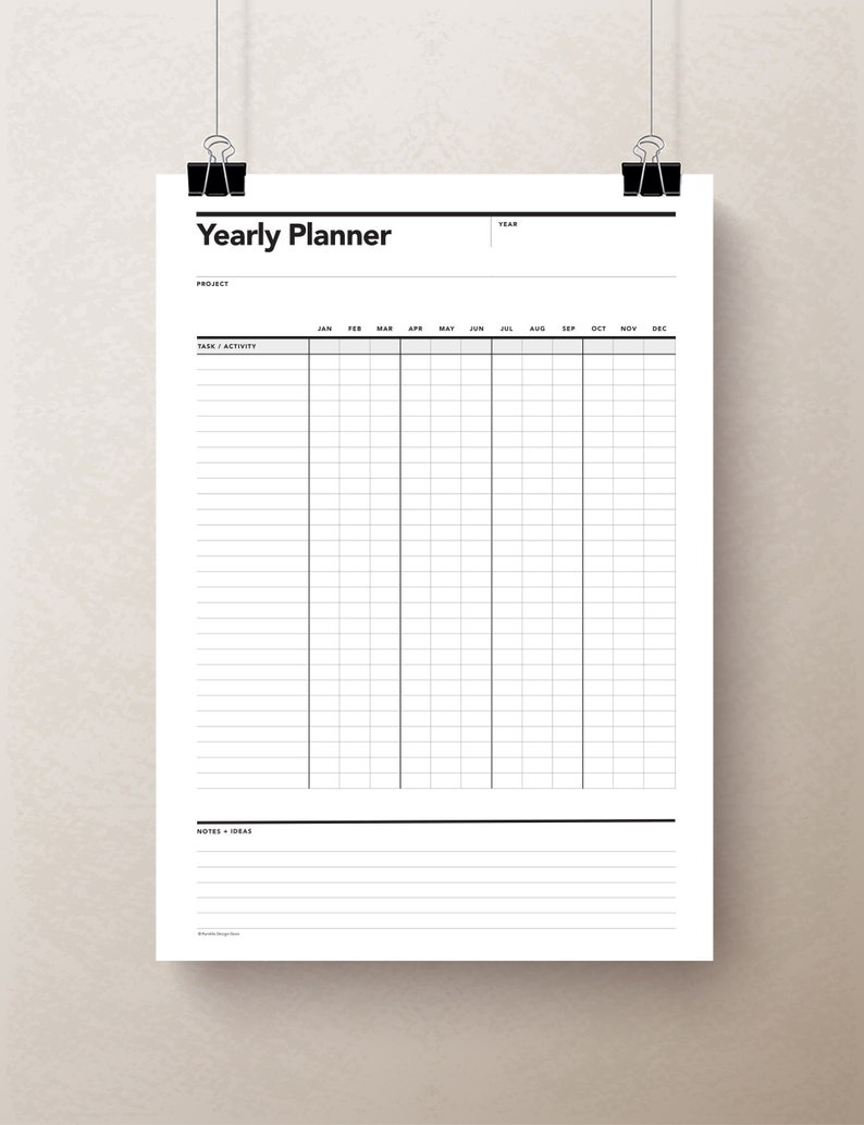 Pode incluir: Um planejador anual imprim&iacute;vel em preto e branco com um layout de grade. O planejador inclui se&ccedil;&otilde;es para projeto, tarefa ou atividade, e notas ou ideias. Os meses do ano s&atilde;o listados na parte superior da grade.