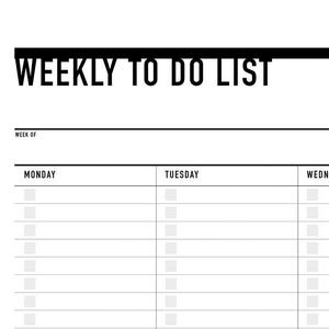 Może przedstawiać: Czarno-biała, drukowalna cotygodniowa lista rzeczy do zrobienia z tekstem "WEEKLY TO DO LIST" u g&oacute;ry. Lista jest podzielona na trzy kolumny: Poniedziałek, Wtorek i Środa. Każda kolumna zawiera 10 pustych p&oacute;l wyboru.