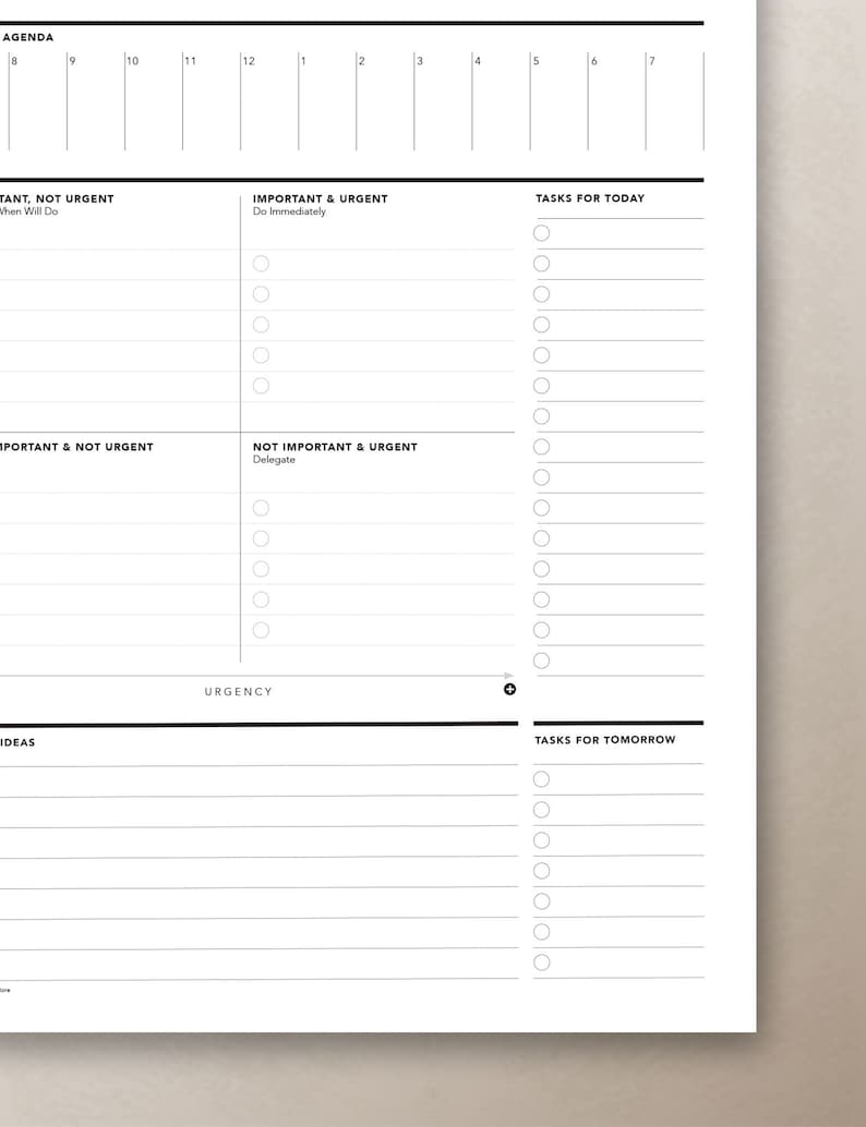 Peut inclure: Un agenda noir et blanc avec un agenda quotidien, des t&acirc;ches pour aujourd'hui et demain, et une section pour les t&acirc;ches importantes et urgentes. L'agenda comprend &eacute;galement une section pour les id&eacute;es et une &eacute;chelle d'urgence.