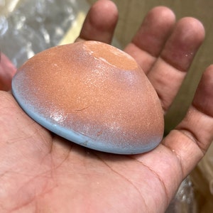 Może przedstawiać: Mała, okrągła ceramiczna miska z jasnobrązową glazurą na zewnątrz i jasnoniebieską glazurą wewnątrz.