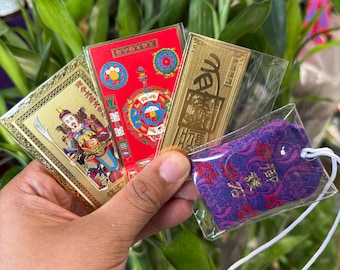 Tarjeta de protección de metal con amuleto de Feng Shui del gallo 2026