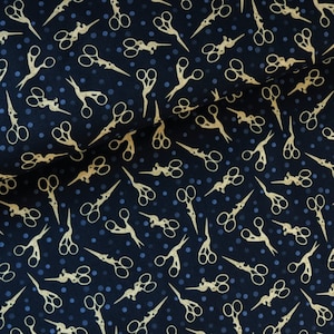 Może przedstawiać: Czarny materiał z powtarzającym się wzorem złotych nożyczek i małych niebieskich kropek.