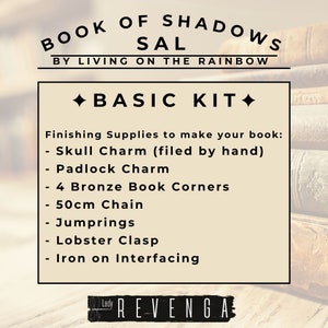 Pode incluir: Um cart&atilde;o bege com texto preto que descreve os materiais necess&aacute;rios para fazer um "Livro das Sombras", incluindo um amuleto de caveira, um amuleto de cadeado, 4 cantos de livro de bronze, uma corrente de 50 cm, argolas de salto, fecho de lagosta e entretela termocolante.