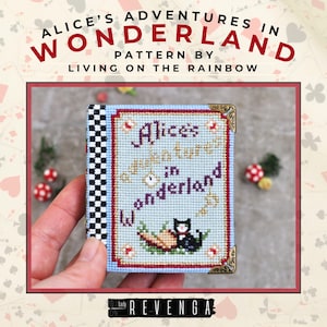 Könnte beinhalten: Ein Kreuzstichmuster eines Buches mit dem Titel "Alice im Wunderland". Das Buch hat einen hellblauen Einband mit goldfarbenen Buchstaben und einer Illustration einer schwarzen Katze. Die Ecken sind mit goldenen Metallakzenten verziert. Der Hintergrund zeigt den Text "Alice im Wunderland" in Rot.