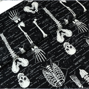 Puede incluir: Ilustración anatómica en blanco y negro del sistema esquelético humano. La imagen presenta varios huesos, incluyendo el cráneo, la columna vertebral, las costillas, los brazos, las piernas y las manos. Los huesos están etiquetados con sus nombres anatómicos.