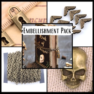 Pode incluir: Um pacote de enfeites de lat&atilde;o antigo para artesanato e fabrica&ccedil;&atilde;o de joias. O pacote inclui uma corrente, duas travas de cadeado, protetores de canto e um amuleto de caveira. O texto "Embellishment Pack" est&aacute; escrito em branco sobre fundo preto.