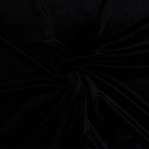 Pu&ograve; includere: Tessuto nero con una texture liscia e setosa. Il tessuto &egrave; drappeggiato e piegato, creando curve e pieghe morbide.