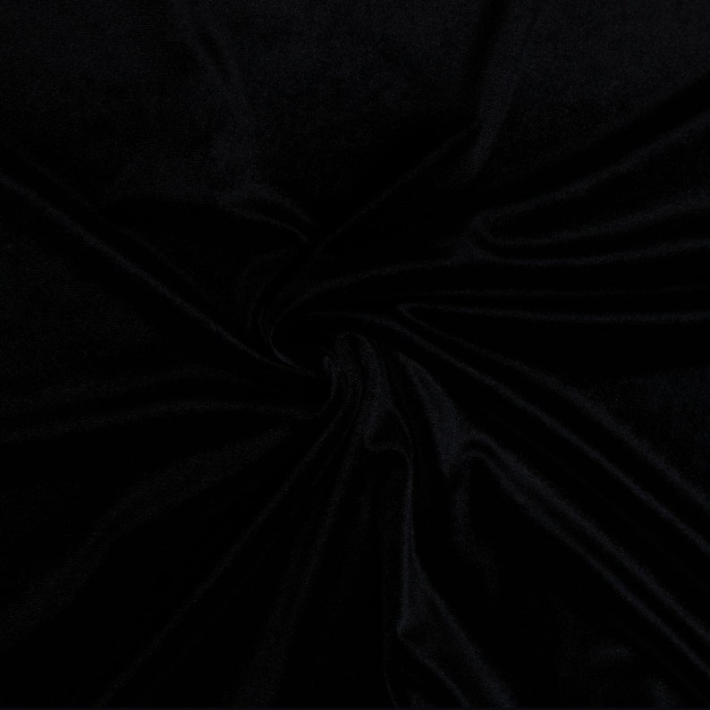 Pu&ograve; includere: Tessuto nero con una texture liscia e setosa. Il tessuto &egrave; drappeggiato e piegato, creando curve e pieghe morbide.