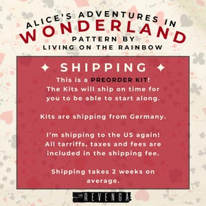 以下が含まれることがあります： 「ALICE'S ADVENTURES IN WONDERLAND」と「PATTERN BY LIVING ON THE RAINBOW」の文字が入った赤と白のグラフィック。その下に「SHIPPING」という文字とその他のテキストが入った赤いボックスがあります。