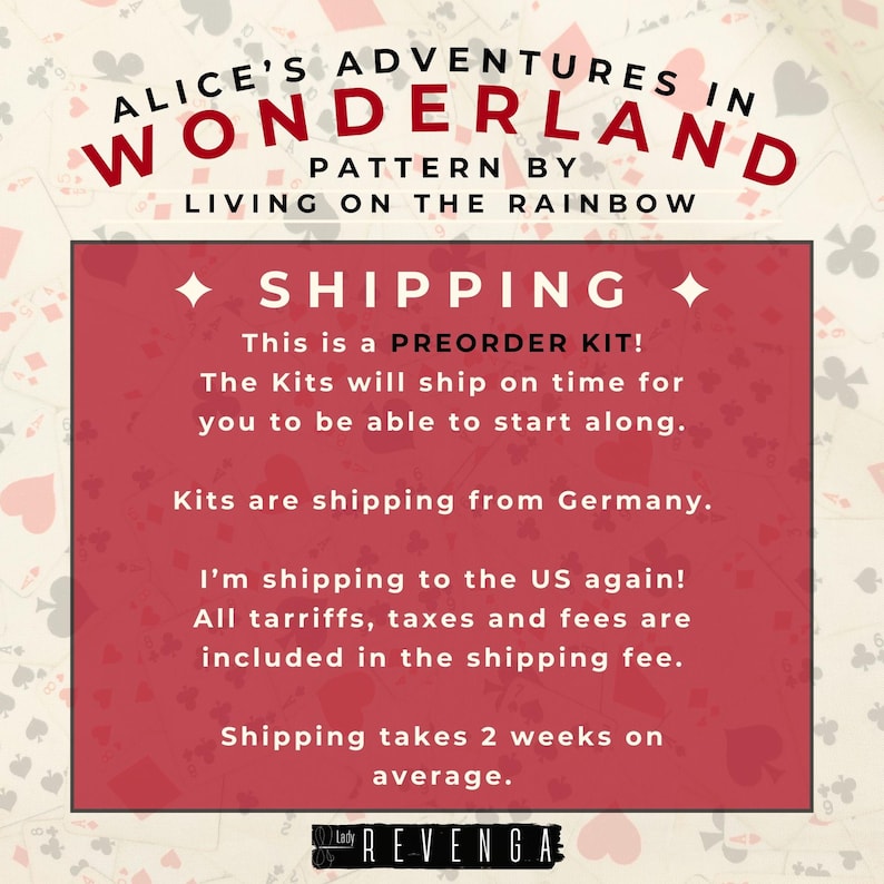 以下が含まれることがあります： 「ALICE'S ADVENTURES IN WONDERLAND」と「PATTERN BY LIVING ON THE RAINBOW」の文字が入った赤と白のグラフィック。その下に「SHIPPING」という文字とその他のテキストが入った赤いボックスがあります。