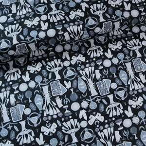 Può includere: Tessuto nero con un motivo bianco ripetuto di vari simboli mistici, tra cui alberi, farfalle, cristalli e carte dei tarocchi.