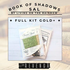 Pode incluir: Um kit completo para o padr&atilde;o de bordado Book of Shadows Sal da Living on the Rainbow. O kit inclui fio met&aacute;lico verde e dourado, contas e um cart&atilde;o de padr&atilde;o impresso. O kit &eacute; etiquetado como "Full Kit Gold+."