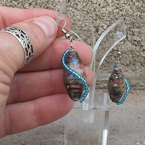 Pendientes de Maceta Primaveral - Pendientes de Cuentas de Papel con Flores de Alambre - Pendientes Sostenibles y Ecológicos - Joyería Hecha a Mano