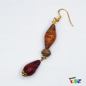 Eleganti orecchini pendenti realizzati con perline di carta arrotolata in splendidi colori autunnali: valorizza il tuo guardaroba autunnale con orecchini eco-sostenibili