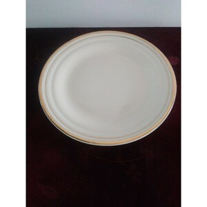 May include: A white oval plate with a gold rim. The plate has a simple, elegant design, suitable for serving food. The gold rim adds a touch of sophistication to the tableware.