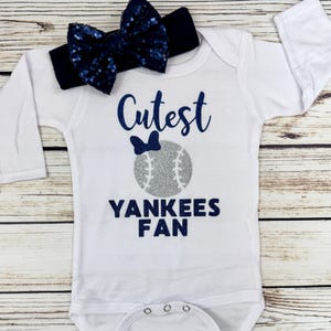 La plus jolie tenue de fan des Yankees pour bébé fille