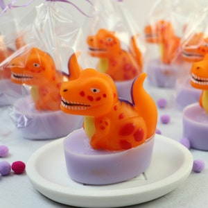 Sabonete infantil artesanal com brinquedo &quot;Pequeno Dino/Dinossauro&quot; lembrancinha de festa