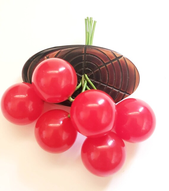 Red bakelite cherry brooch/1940's/6 cherries/kitsc