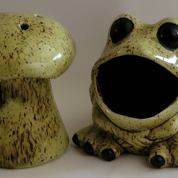 Vintage frogger and mushroom soap/soaker holder/powder holder/chartreuse and black set/speckled/free shipping