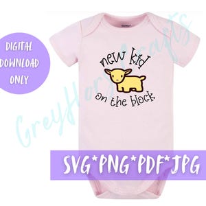 Peut inclure: Combinaison rose pour bébé avec une illustration d'agneau jaune et le texte "new kid on the block".