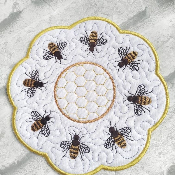 Bee table centerpiece, pretty candle mat, tealight tea light holder, farmhouse decor, summer, home housewarming gift, bee lover gift