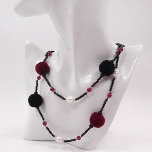 Long women&#39;s necklace with black wool pom pom, baroque pearls and agate