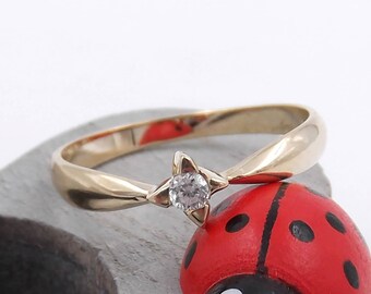 Solitary engagement ring with white diamond  9kt yellow gold