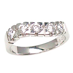 18kt white gold riviere ring with brilliant diamond cut for engagement