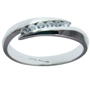 18 kt white gold women&#39;s ring with natural diamonds