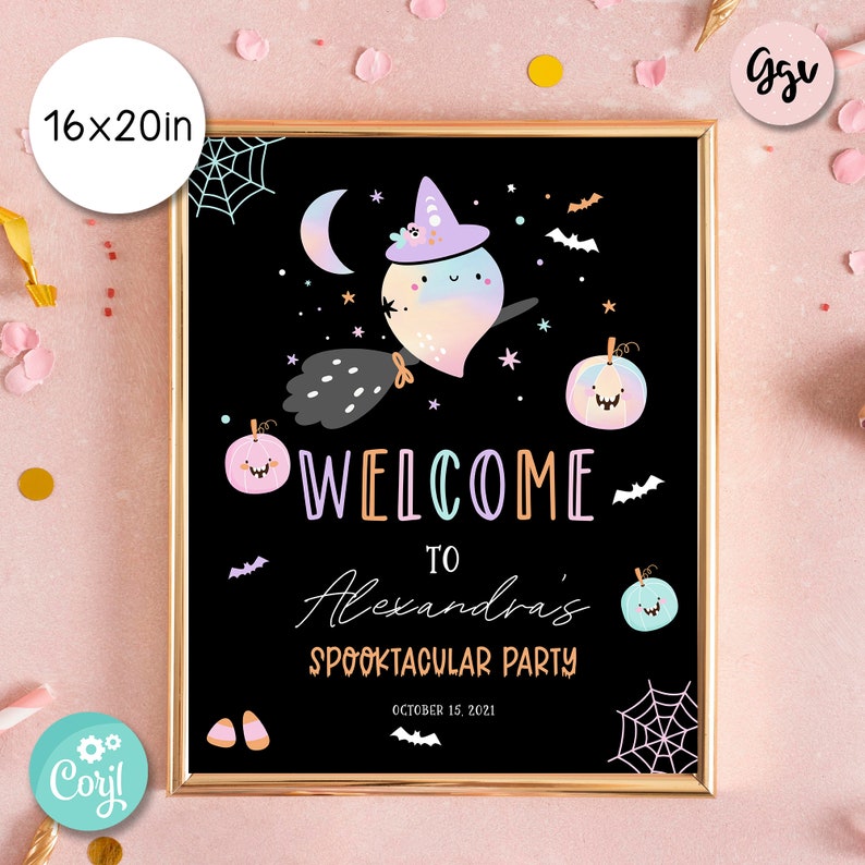 Puede incluir: Un cartel de bienvenida negro con marco dorado, que presenta un fantasma arco&iacute;ris con un sombrero de bruja y montando una escoba. El cartel dice "Bienvenido a la fiesta Spooktacular de Alexandra" con la fecha "15 de octubre de 2021".