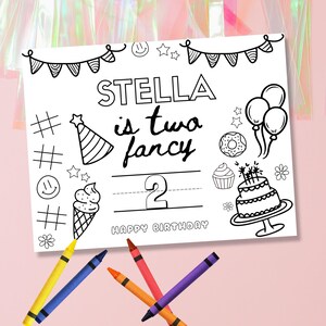 Puede incluir: Una p&aacute;gina para colorear en blanco y negro con el texto "STELLA is two fancy" y "HAPPY BIRTHAY". La p&aacute;gina incluye ilustraciones de un gorro de fiesta, un cono de helado, un pastel, globos y otros elementos festivos. Se ven crayones de colores.