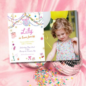 Puede incluir: Una invitaci&oacute;n de cumplea&ntilde;os con el texto "Lily is two fancy" y detalles del evento. La invitaci&oacute;n est&aacute; decorada con ilustraciones de acuarela de una tarta, flores y bolas de discoteca. Una ni&ntilde;a con un lazo amarillo sostiene un globo. Confeti y una bola de discoteca en primer plano.