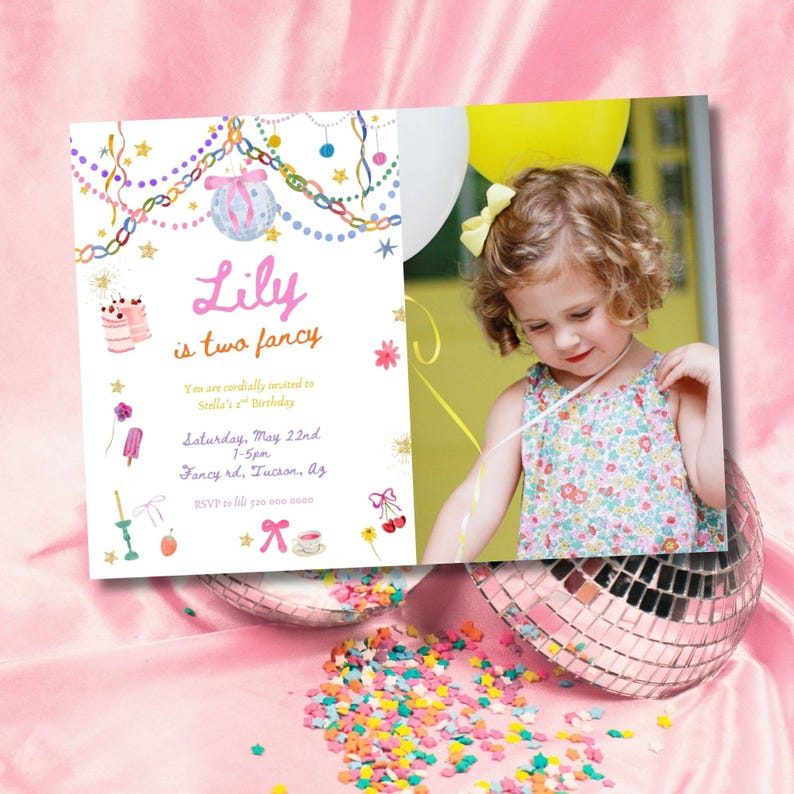 Puede incluir: Una invitaci&oacute;n de cumplea&ntilde;os con el texto "Lily is two fancy" y detalles del evento. La invitaci&oacute;n est&aacute; decorada con ilustraciones de acuarela de una tarta, flores y bolas de discoteca. Una ni&ntilde;a con un lazo amarillo sostiene un globo. Confeti y una bola de discoteca en primer plano.